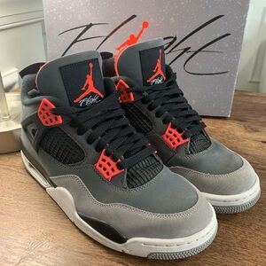 Air Jordan 4 Retro w/ original box
(Men’s Size 8.5)